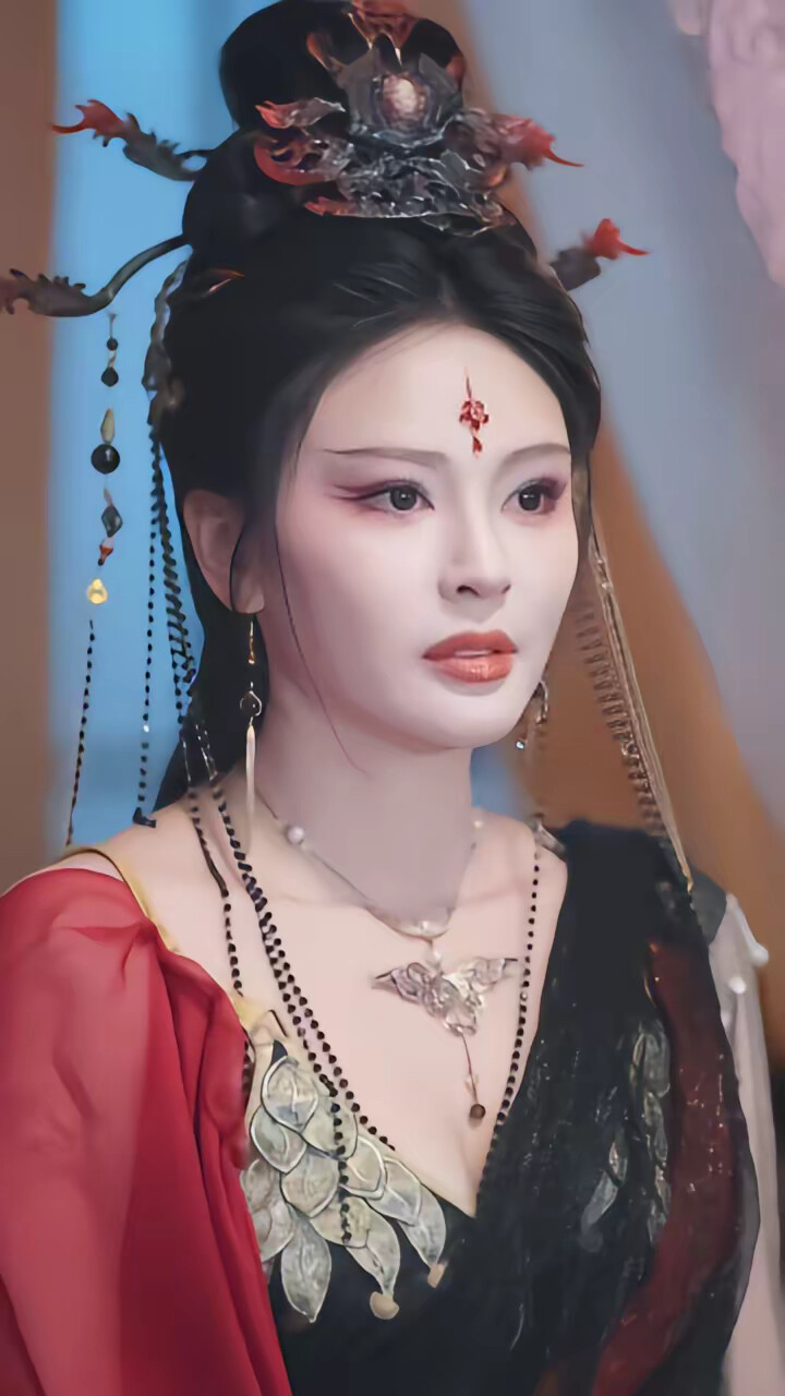 《人到晚年,绝美魔女拿我当炉鼎》剧照