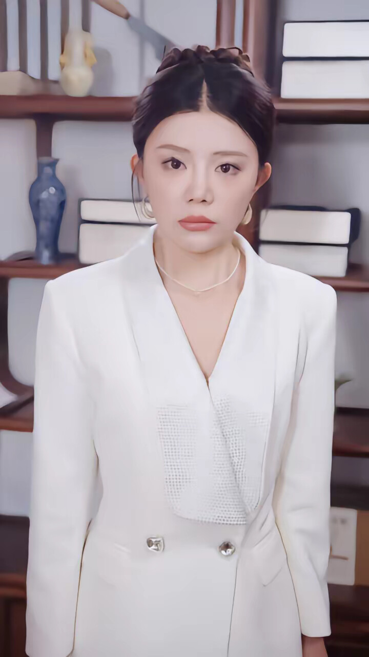 《我刚辞职,系统逼我当团宠》剧照