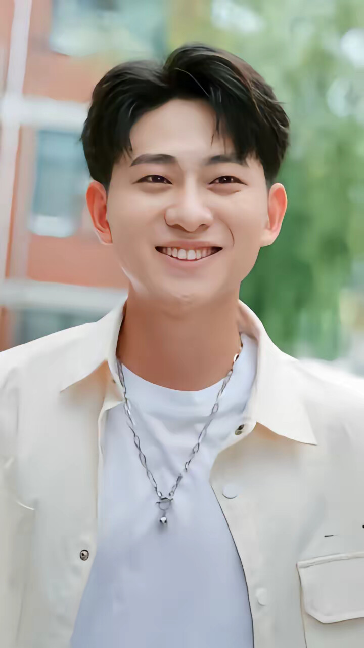 《天机眼:我用预知救下校花,逆袭全校》剧照