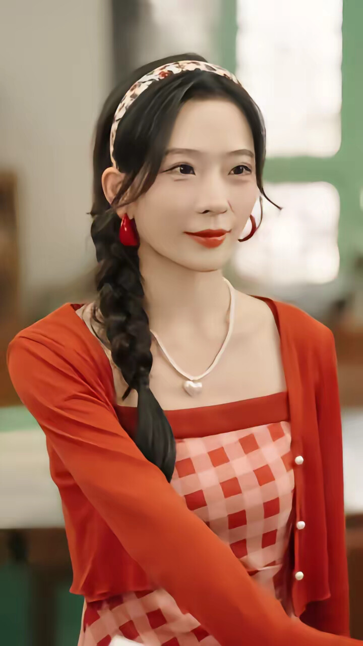 《穿成肥妻万人嫌,全家吃草我吃肉》剧照