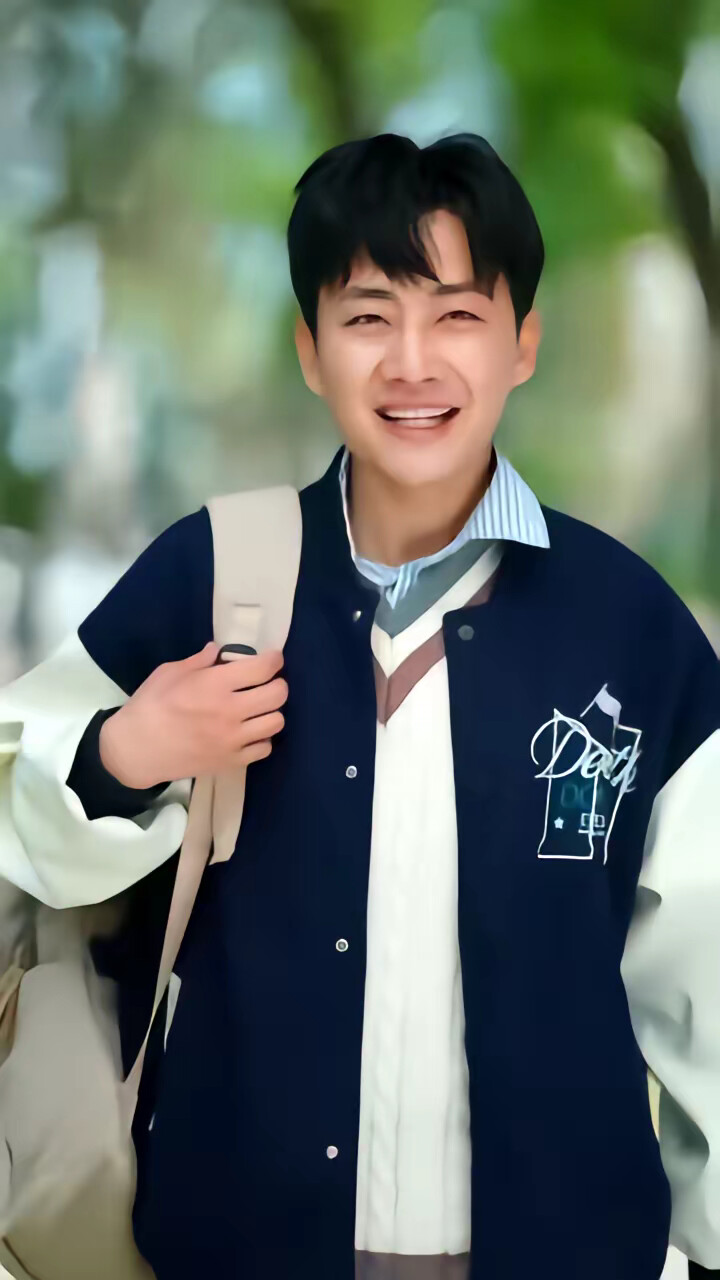 《我就吃个瓜,捡走穿越者系统》剧照