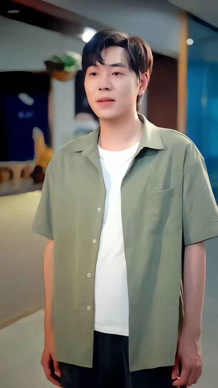 《我就摆个摊,女神怎么追着跑》剧照