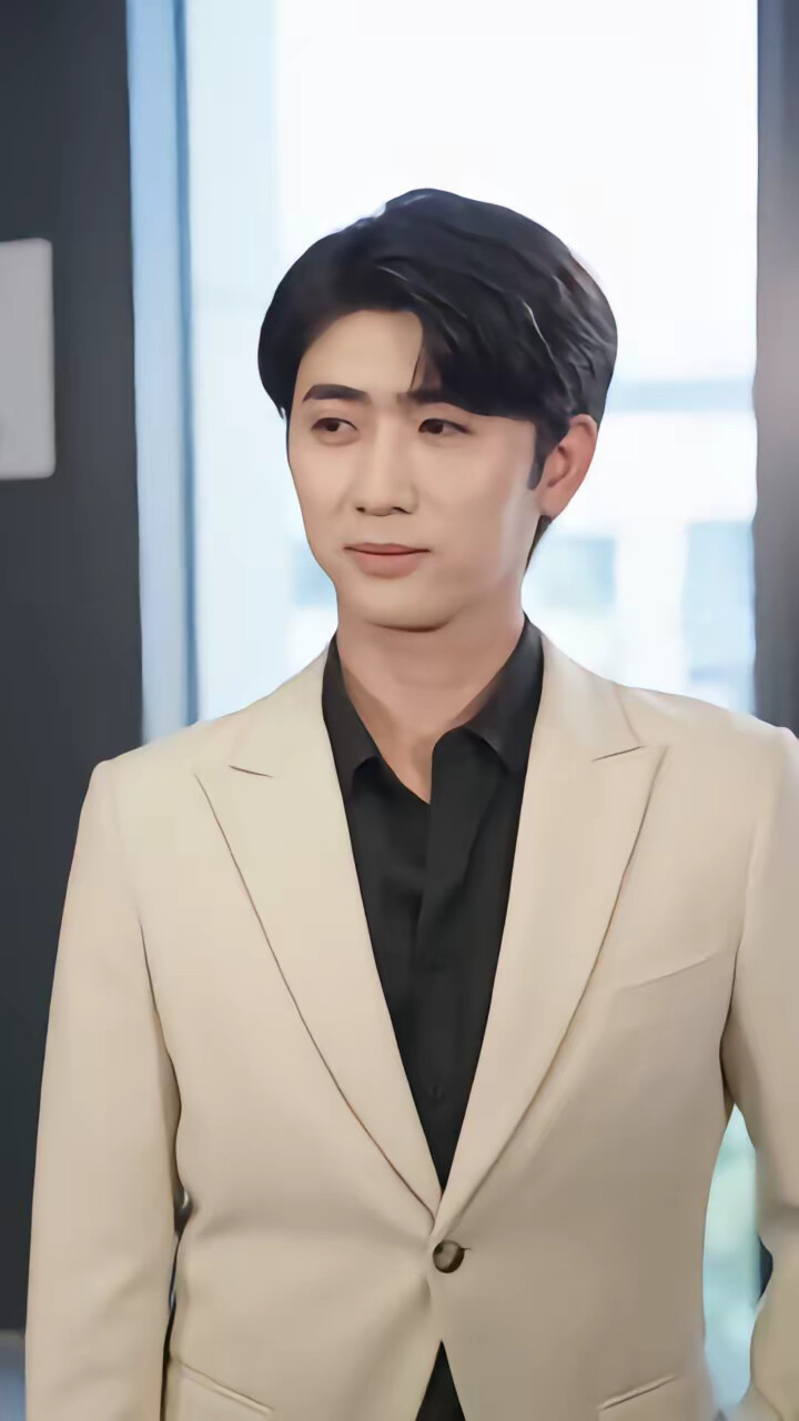 《重生后,开局给校花一香蕉皮》剧照