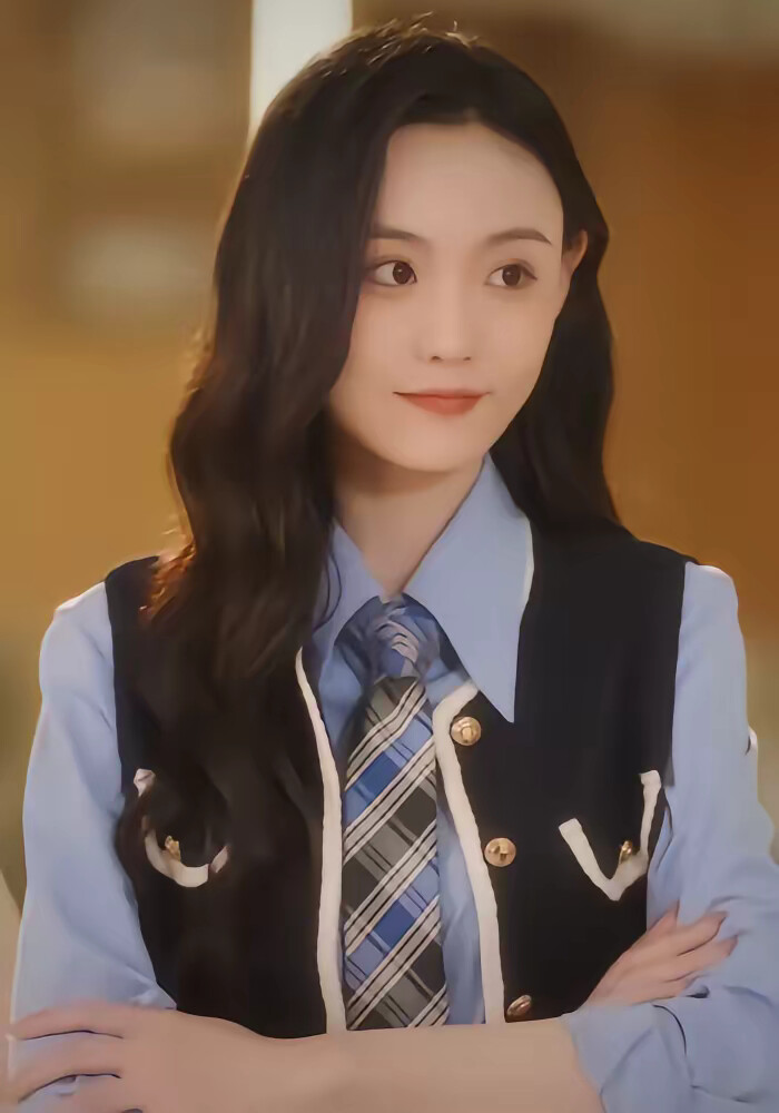 《我为救校花而死，她重生后倒追我》剧照