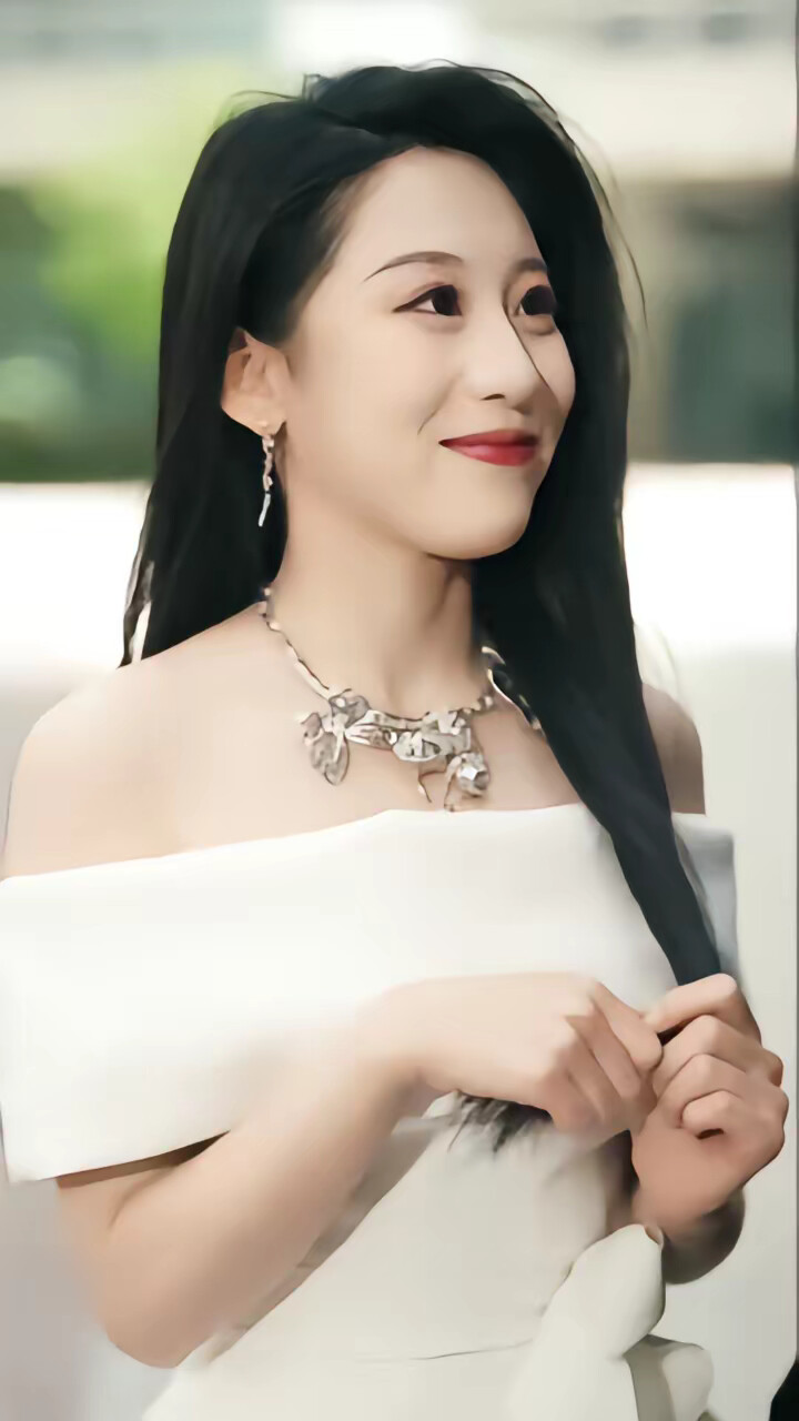 《开局华流巅峰，转身养成高冷校花》剧照