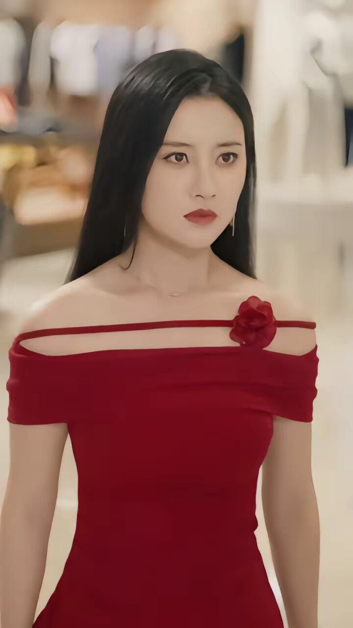 《开局和女神领证:激活宝箱系统》剧照
