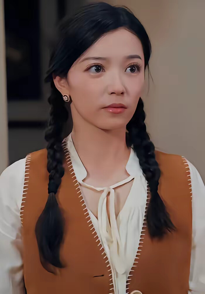 《别墅通两界摆摊的我赚了亿点点》剧照