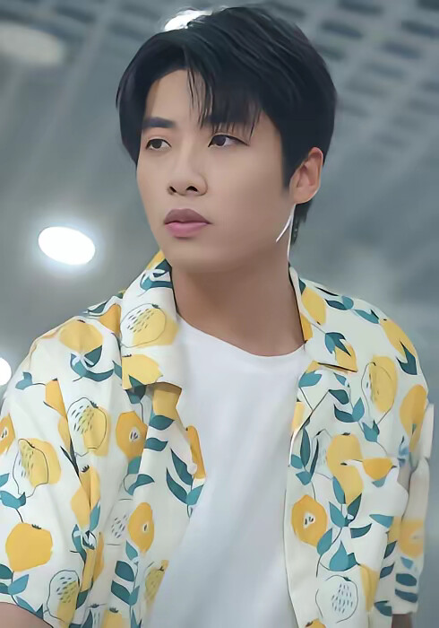 《刚开学,校花约我吃饭》剧照