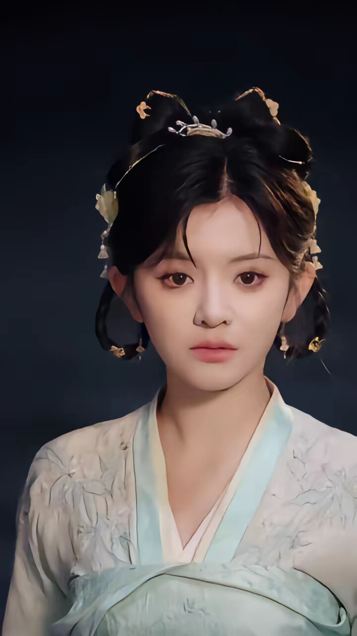 《丫鬟美人甜又乖,满朝文武恋爱脑》剧照