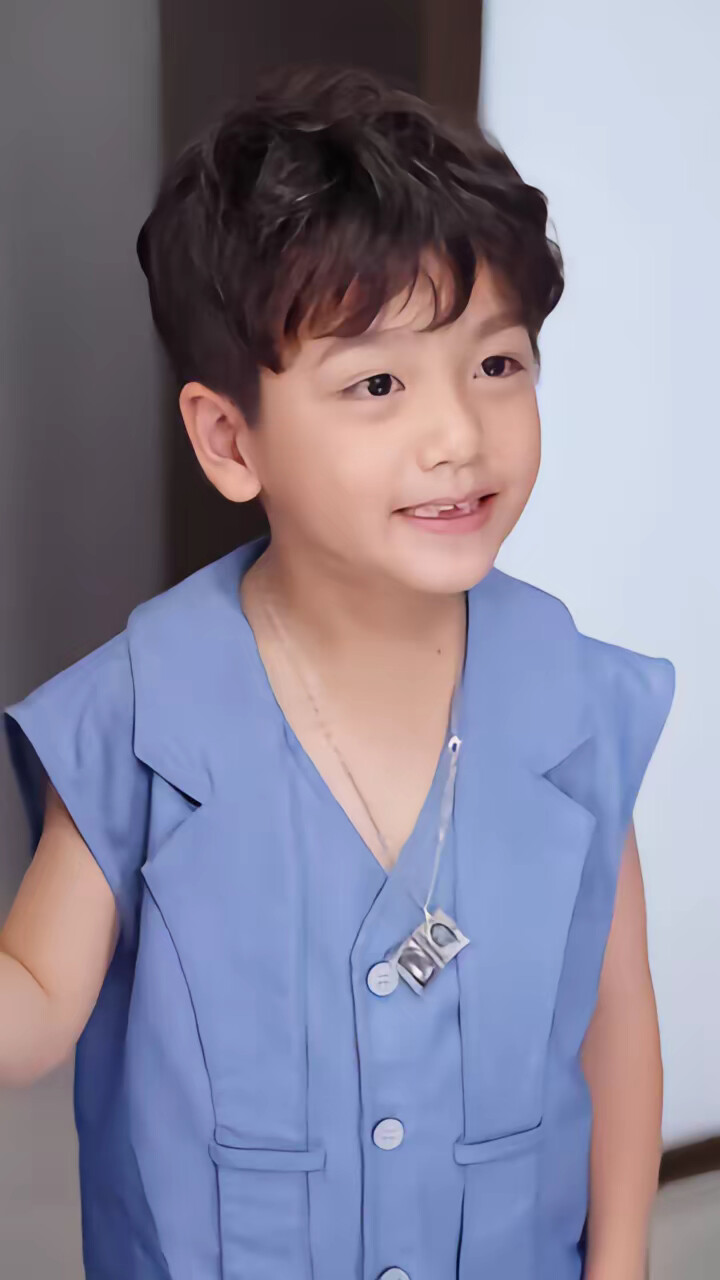 《萌宝神助攻燃情五十岁》剧照