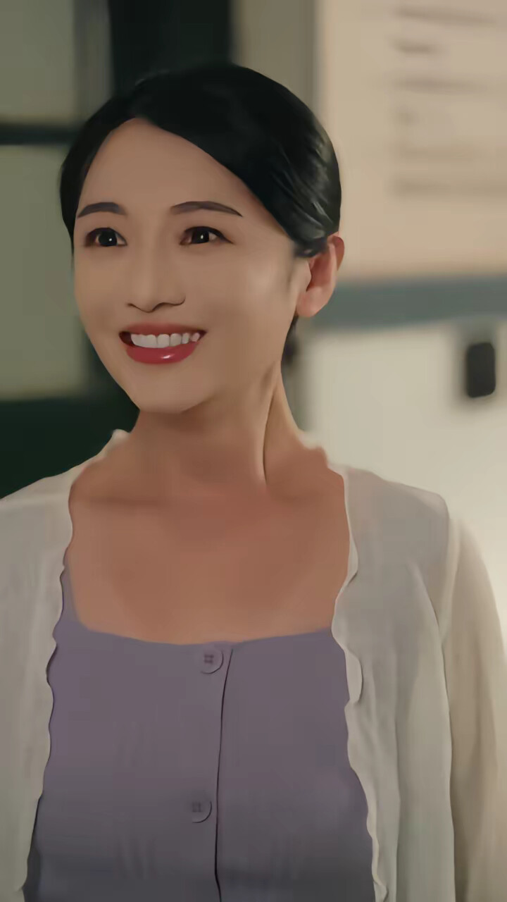 《荒年绑定答题系统,我带三女囤粮忙》剧照