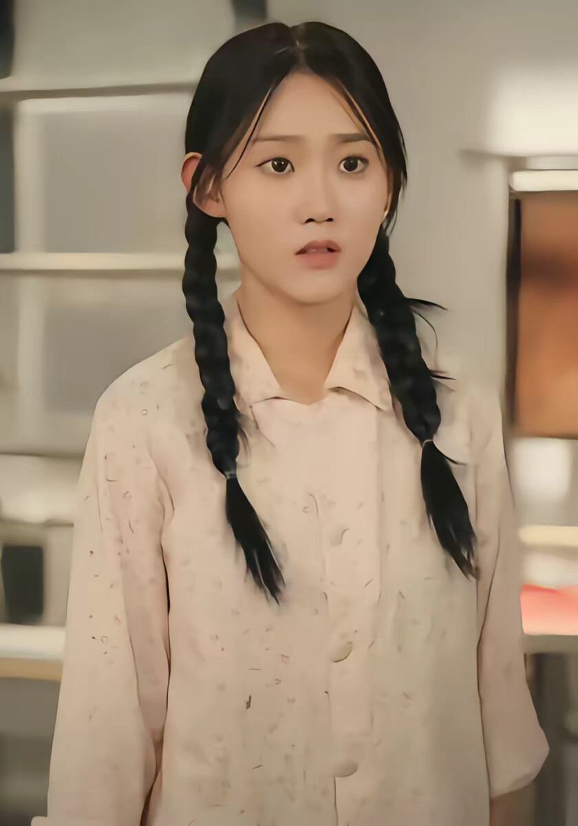 《荒年绑定答题系统,我带三女囤粮忙》剧照