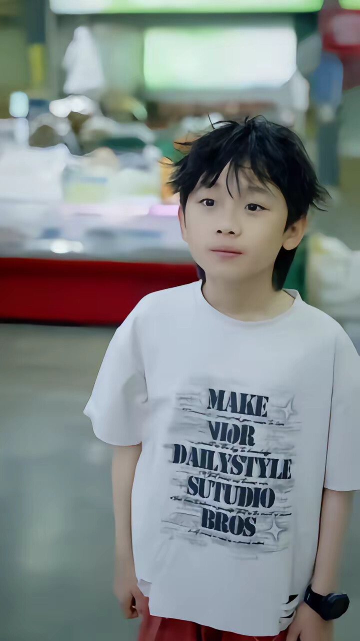 《八岁清北卖鹅腿,校长叫我小孩哥》剧照