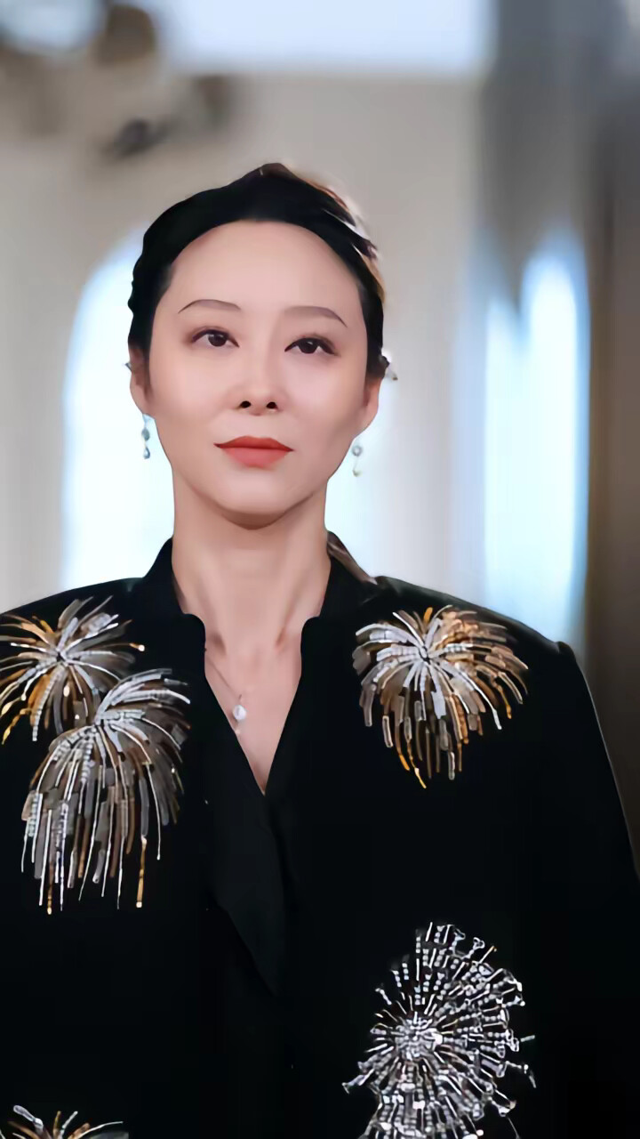 《老妈爆身份替儿媳撑腰》剧照
