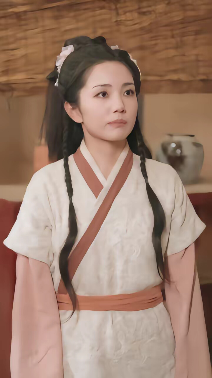 《逃荒被丢下,我带空间躲深山种田》剧照
