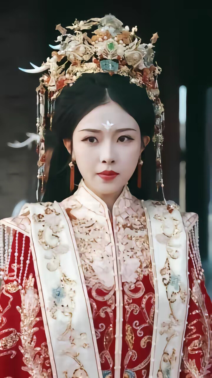 《诞下神兽金龙后我名震仙界》剧照