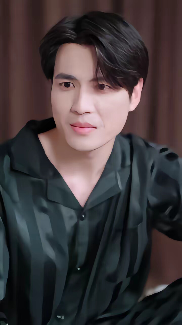 《让你摆摊你竟然闪婚大boss》剧照