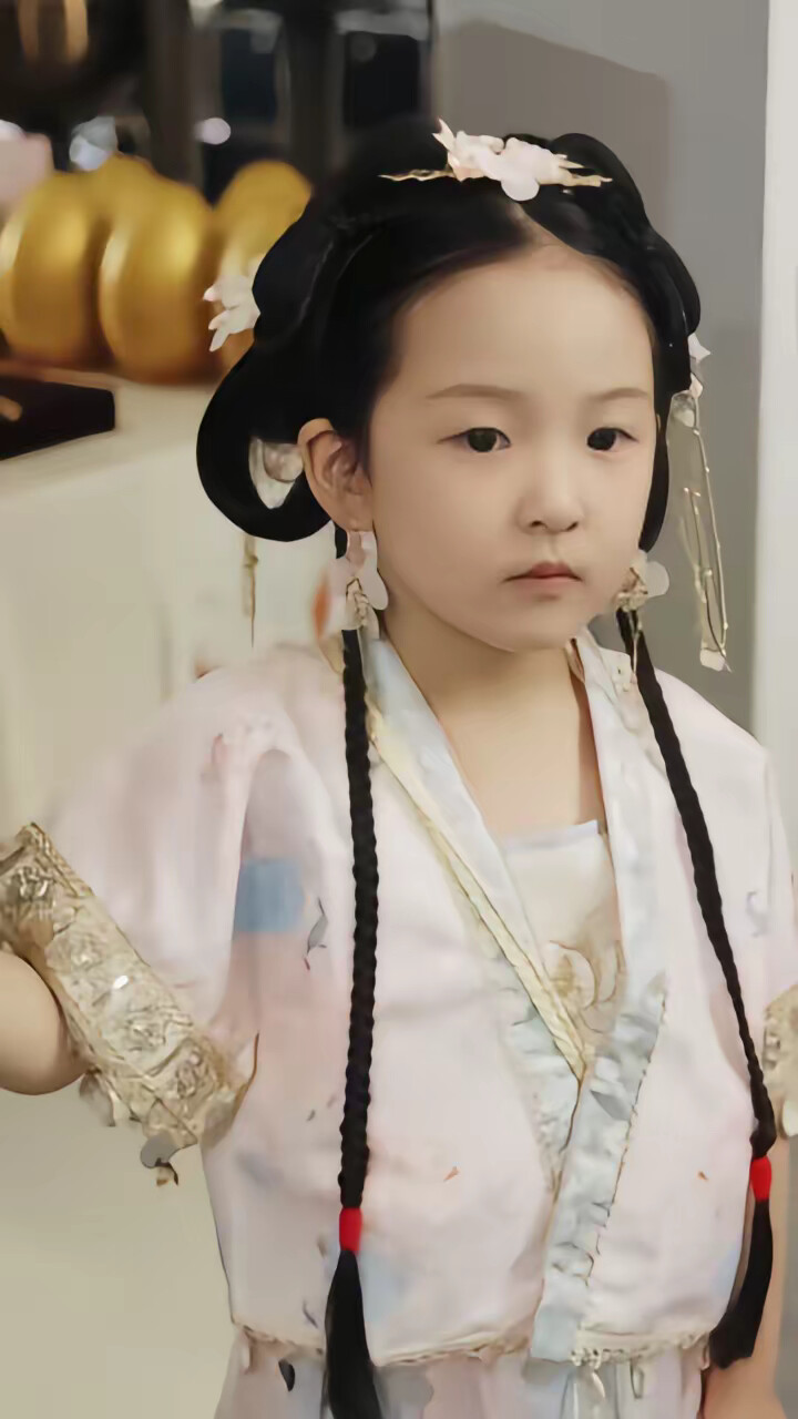 《玄学小奶包，全家靠我逆天改命》剧照