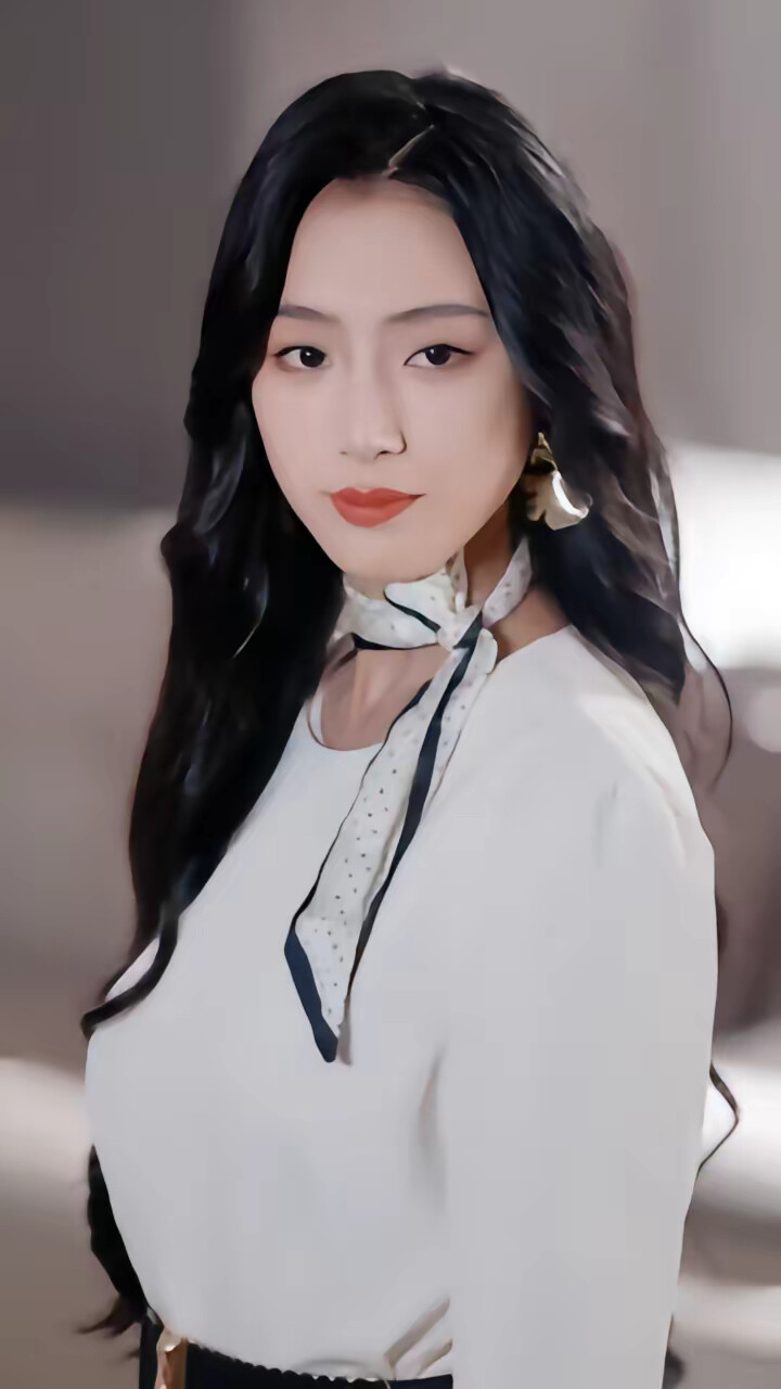 《荆棘中，她绽放为王》剧照