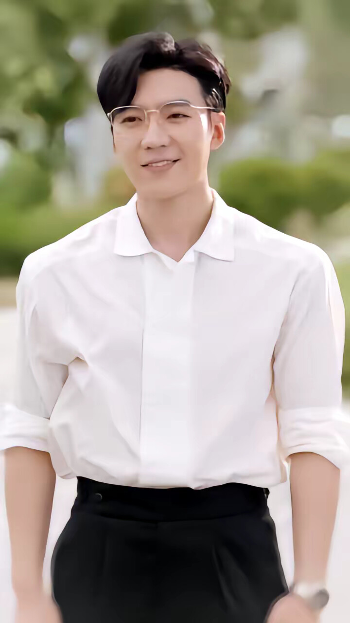 《荆棘中，她绽放为王》剧照