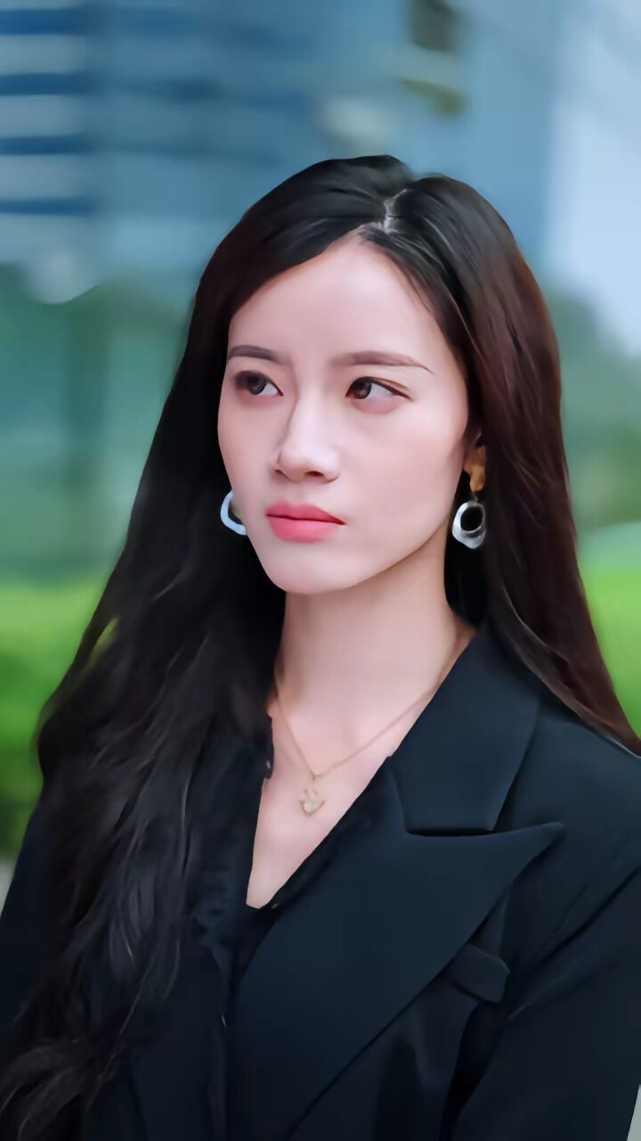 《开局与女神领证结婚，激活宝箱系统》剧照