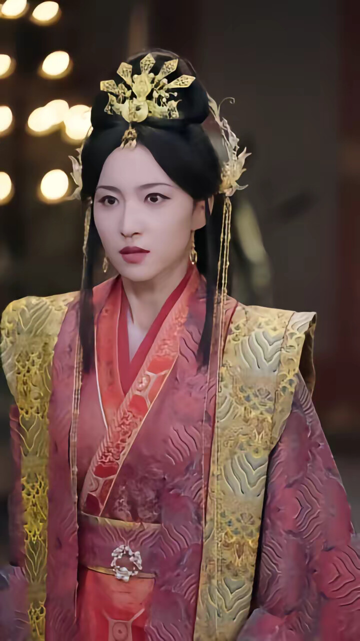 《重生女帝一抬眼，满朝大臣全跪了》剧照