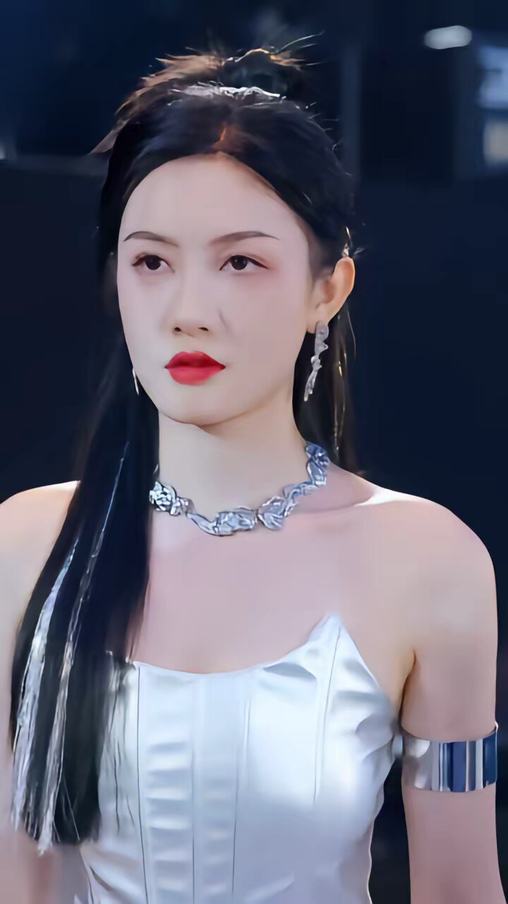 《重振歌坛，童小姐又美又飒》剧照