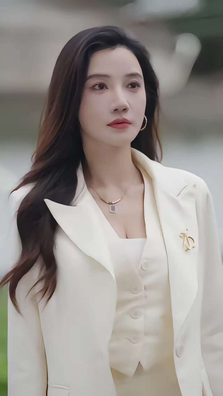 《科技大佬返乡，全村人不敢说话了》剧照