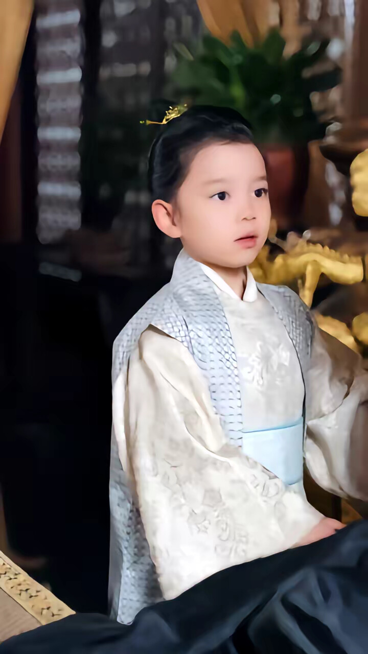 《奶团被找回，绝嗣皇室抢着宠》剧照