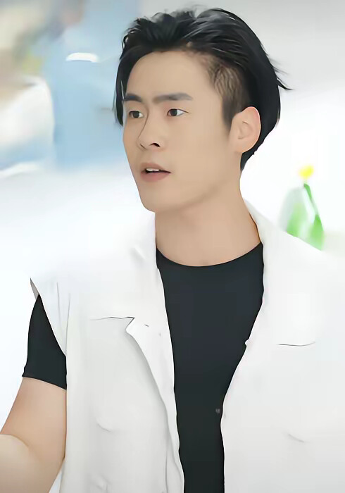 《身份曝光后，谁还敢说他配不上学姐》剧照