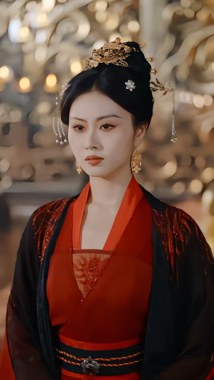 《提前登录游戏，开局联姻女帝》剧照