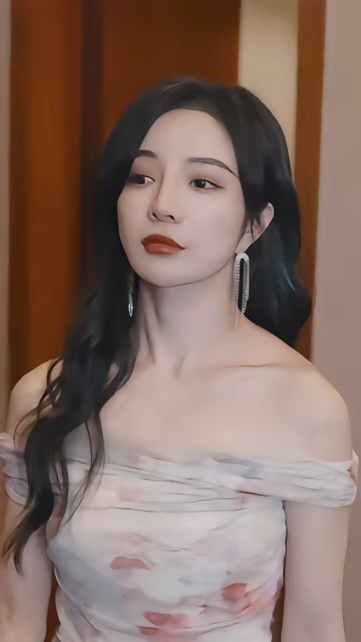 《闪婚成宠：总裁上司是老公》剧照