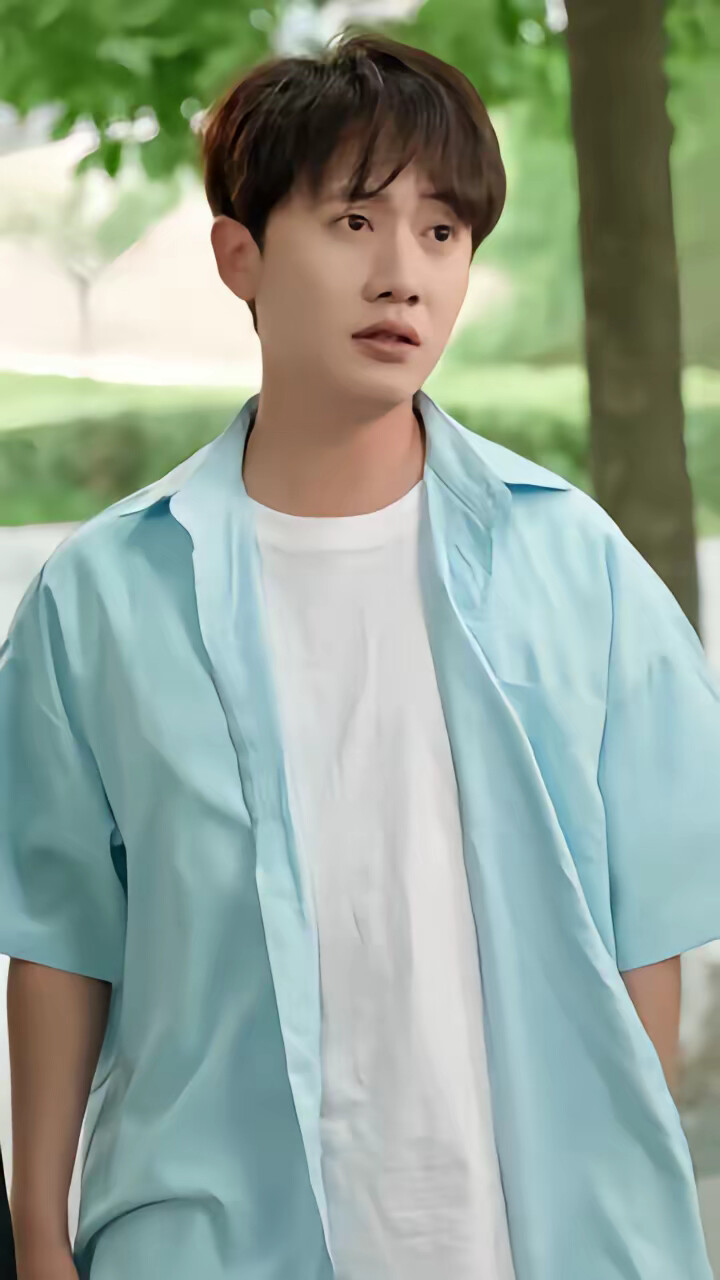 《觉醒后，校花哭着说爱我》剧照