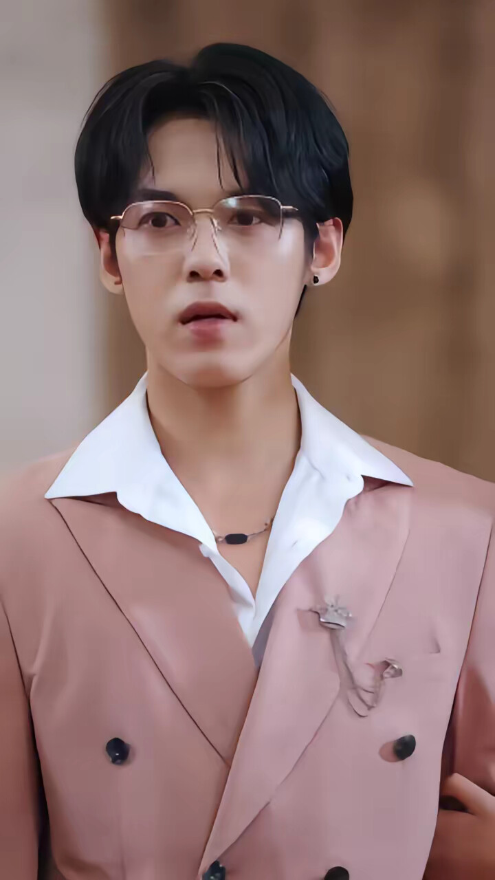 《出国五年，白月光成了蚊子血》剧照