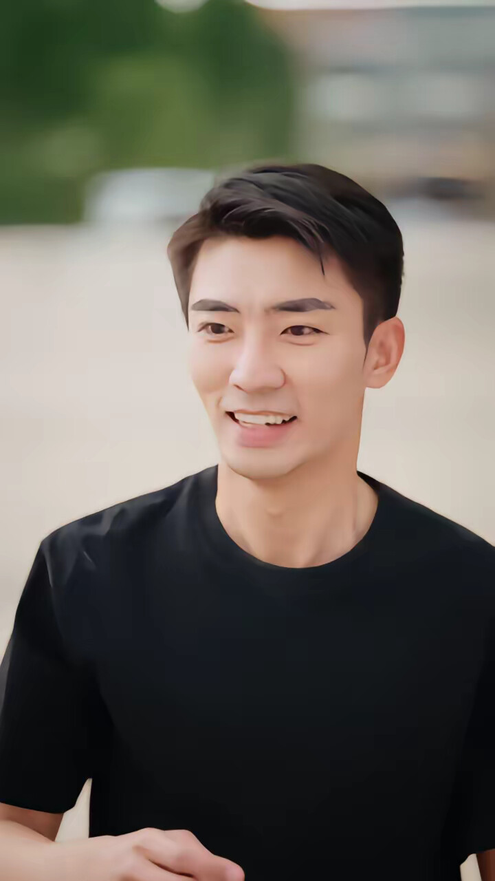 《开局与女神领证结婚，激活宝箱系统》剧照