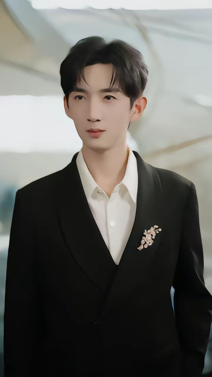 《刚开学，我竟然拿下冰山女神教授》剧照