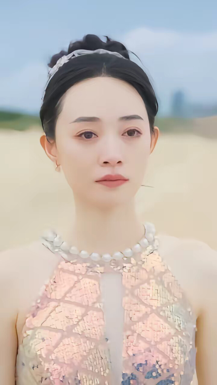 《她唇之下》剧照