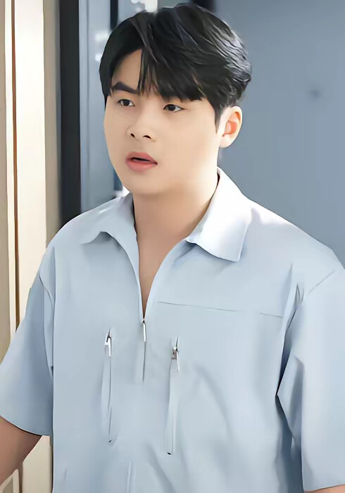 《身份曝光后，谁还敢说他配不上学姐》剧照