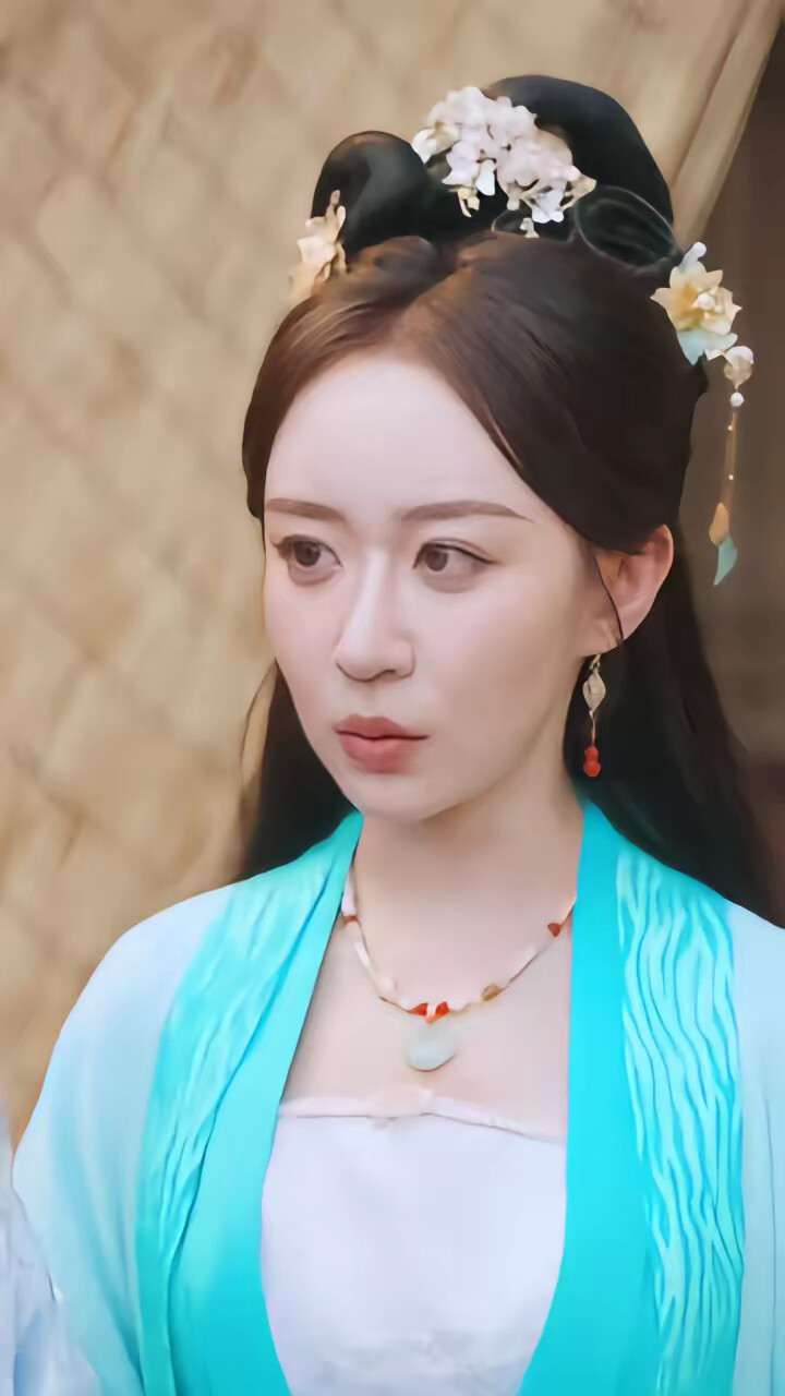 《开局绑定系统，我收留三个倾城红颜》剧照