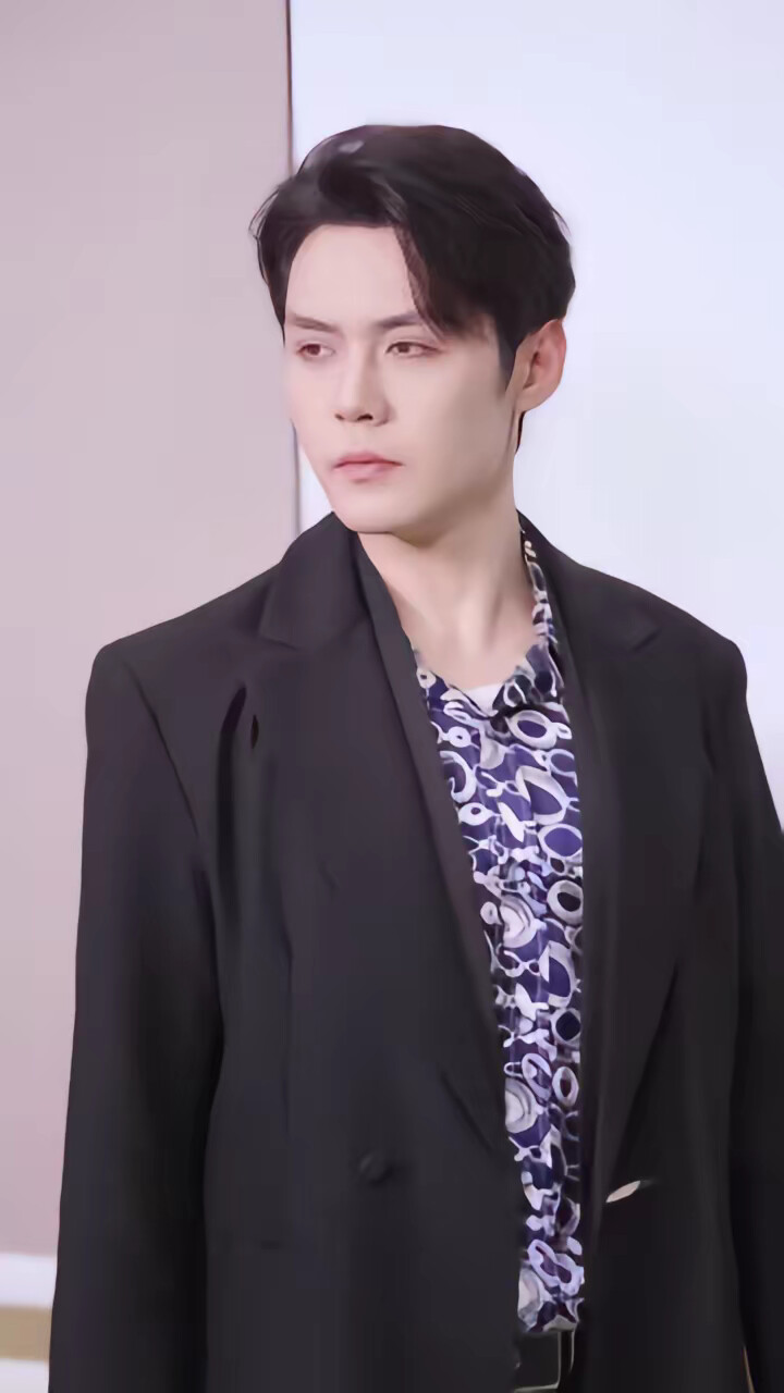 《醒后看见弹幕，反派他想跟我热恋》剧照