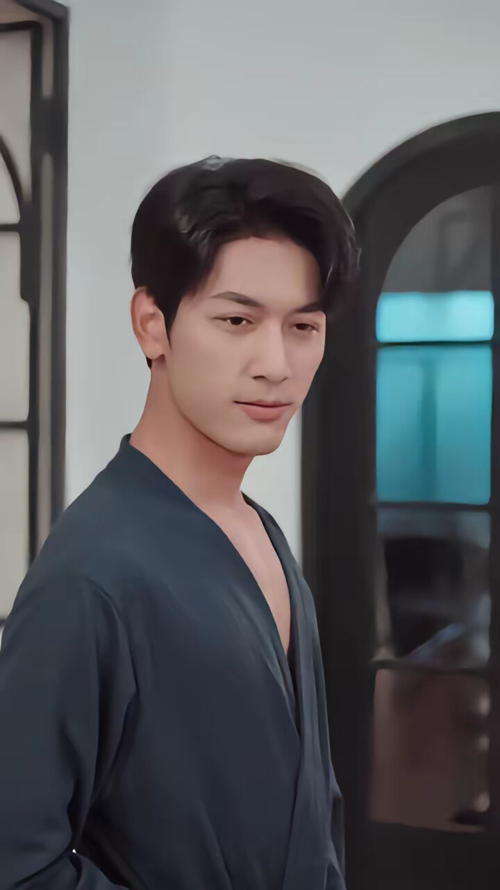 《他似神明降落》剧照