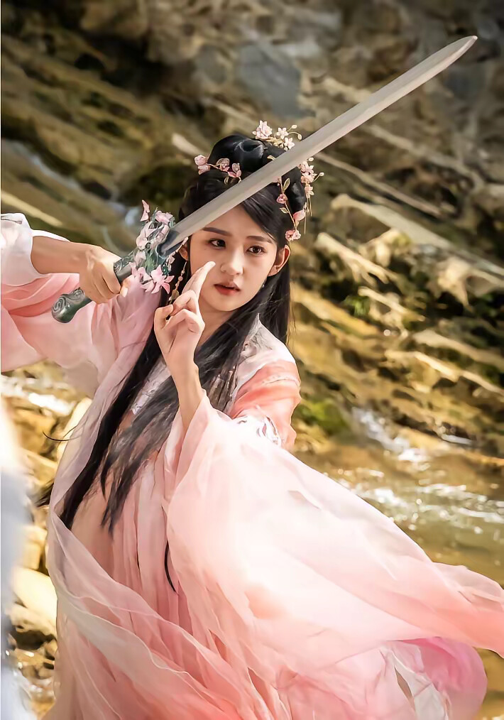 《我愿与你落凡间》剧照