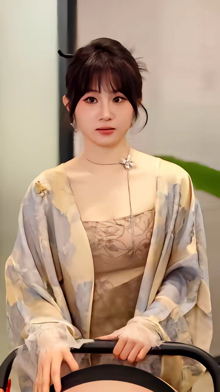 《靠偷听女儿心声我成了包租婆》剧照