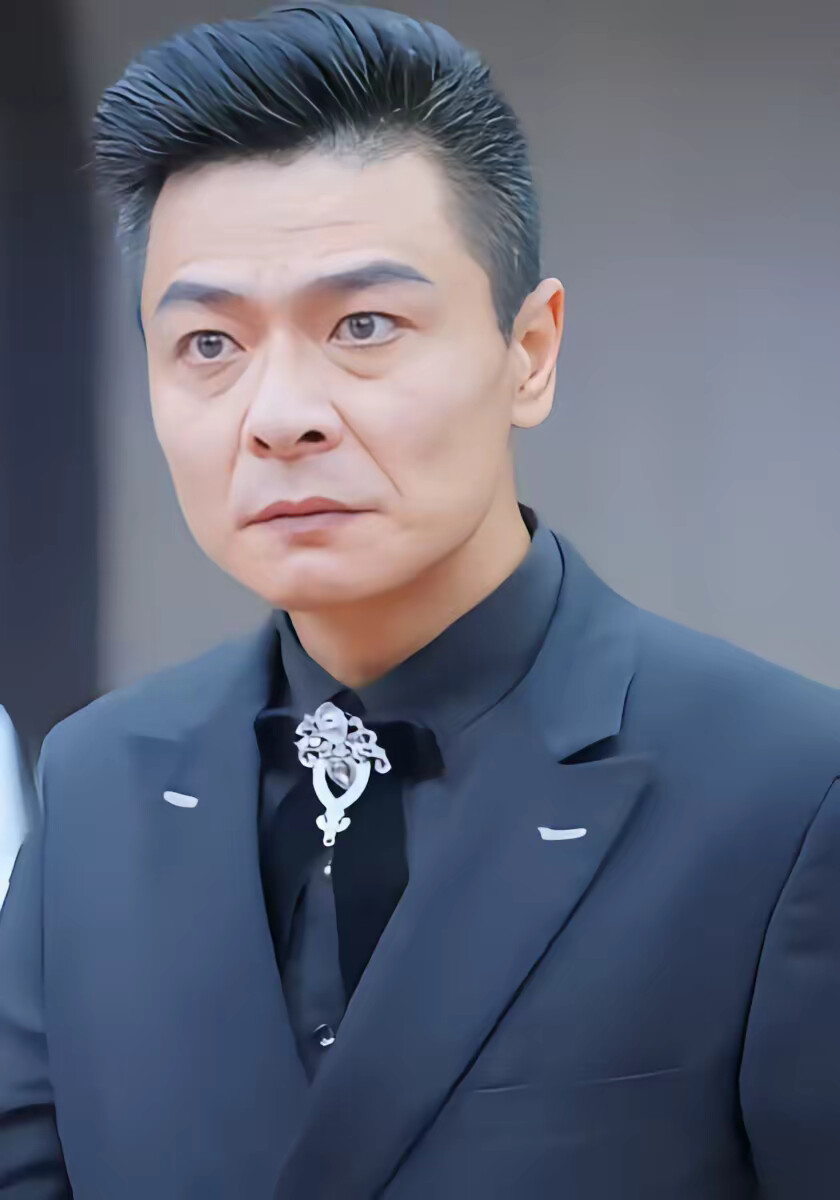 《开局绑定最强跟班系统》剧照