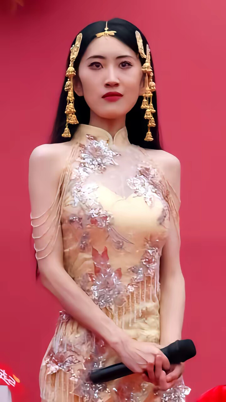 《九朝帝君！开局金莲喊喝药》剧照