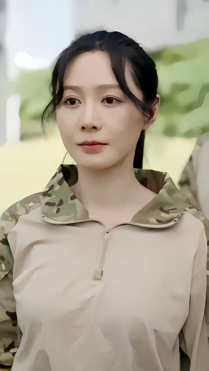 《怎么办！高冷教官一亲就红温》剧照