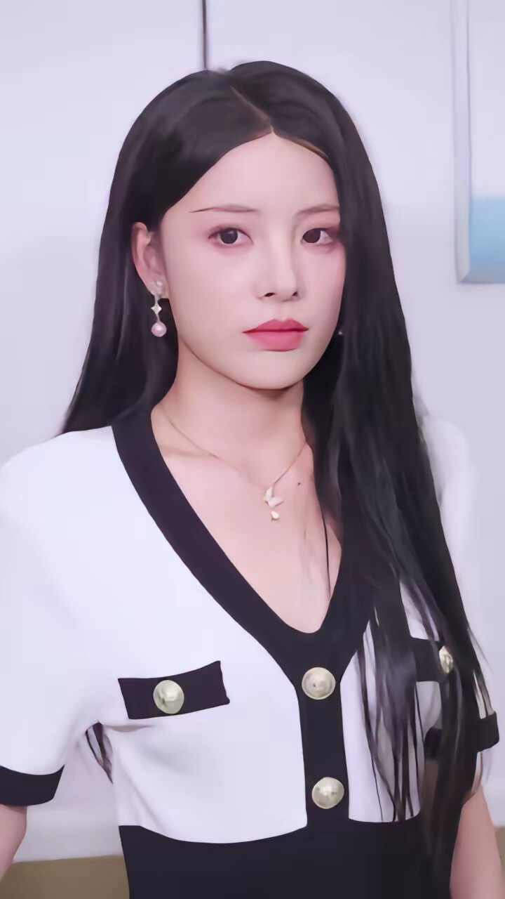 《醒后看见弹幕，反派他想跟我热恋》剧照